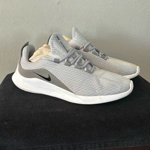 Nike Viale (Size 10)
Wolf Grey